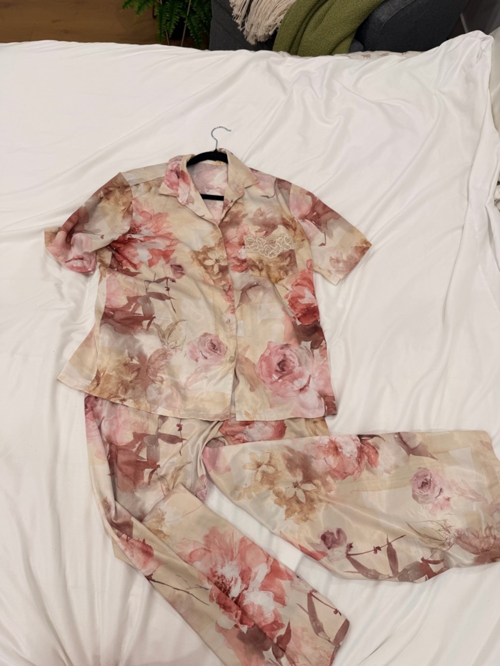 Satin CARA Vintage-Inspired Floral Two-Piece Pajama Set in Blush & Beige